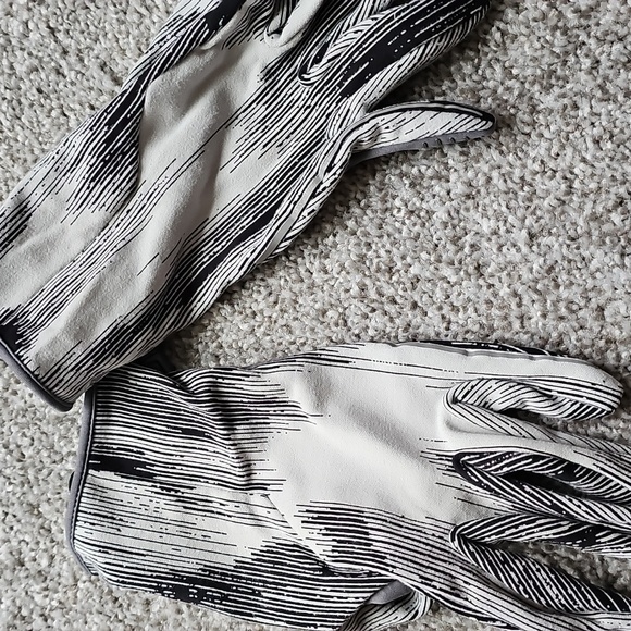 Lululemon Men's Fast and Free Rulu Running Gloves in an Airform Jacquard/Asphalt - Picture 3 of 5